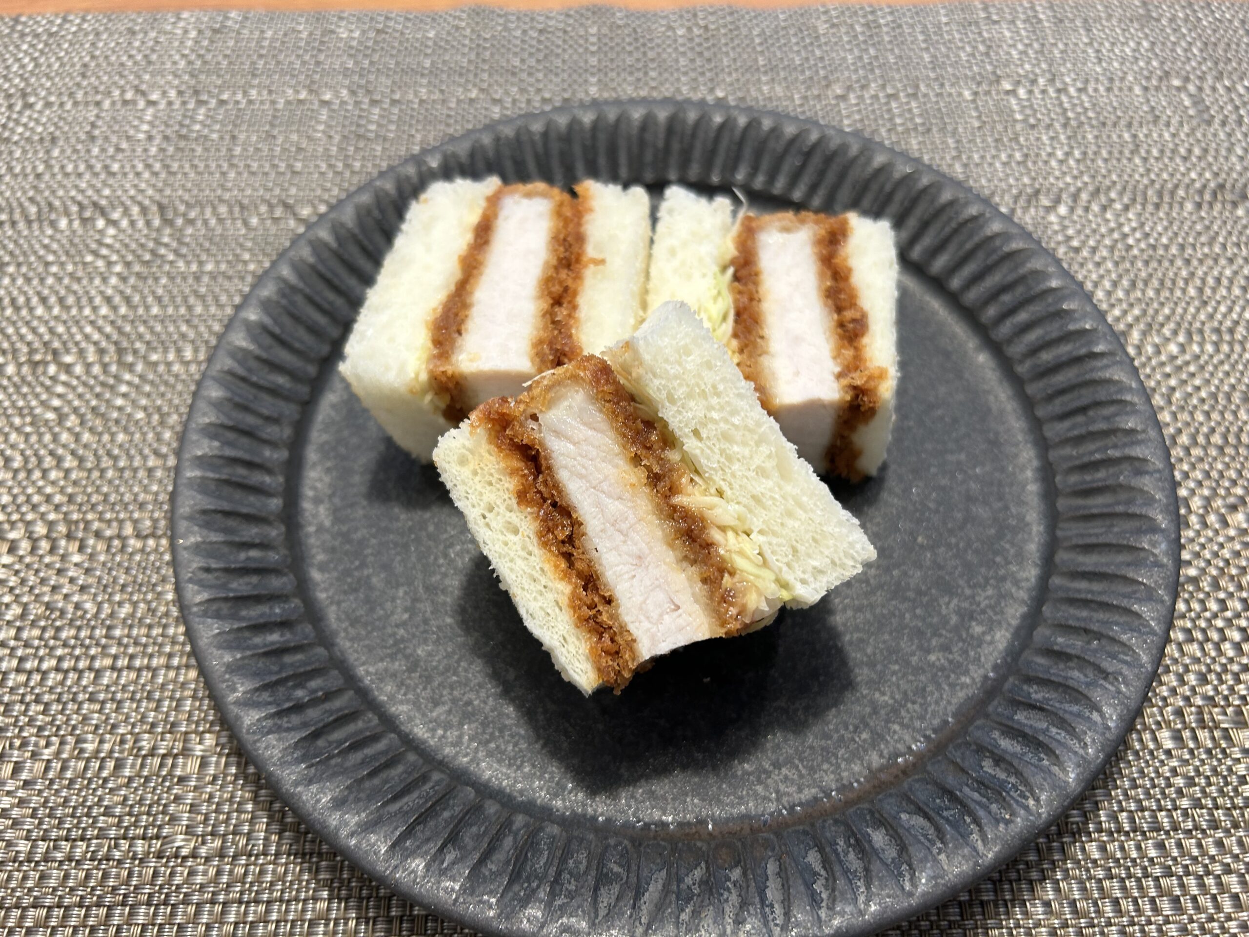 三元豚やわらかかつサンド ハーフ お皿