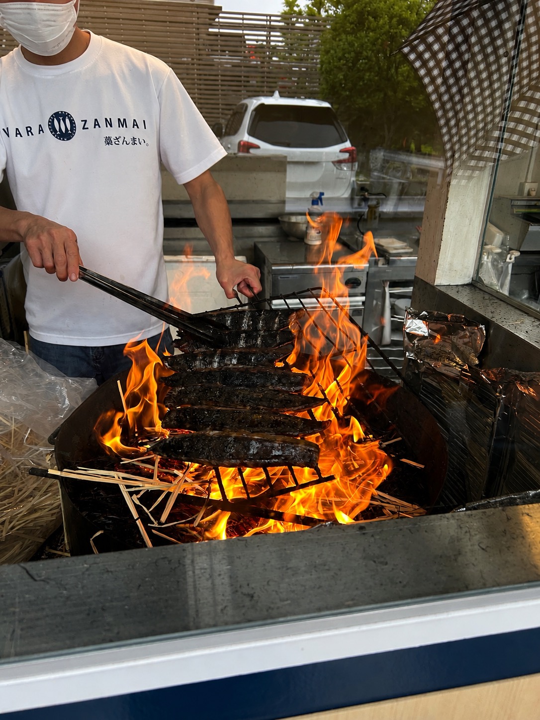 藁ざんまい 店主が藁焼きする様子